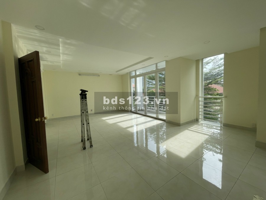 Dùng không hết cần chia sẻ một tầng văn phòng. Gía siêu rẻ. Liên hệ: 0932.689.228