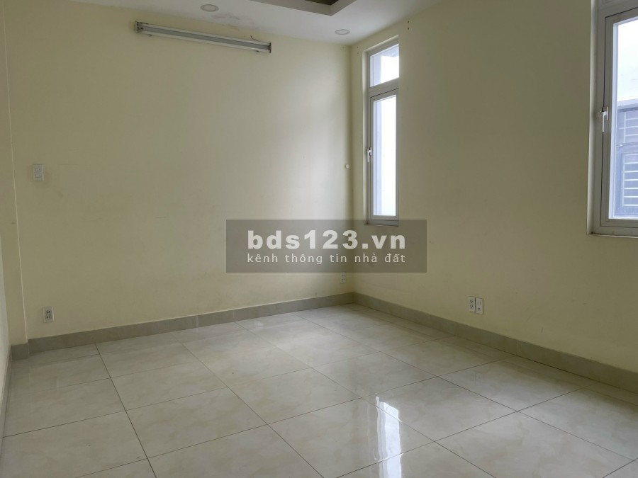 Dùng không hết cần chia sẻ một tầng văn phòng. Gía siêu rẻ. Liên hệ: 0932.689.228