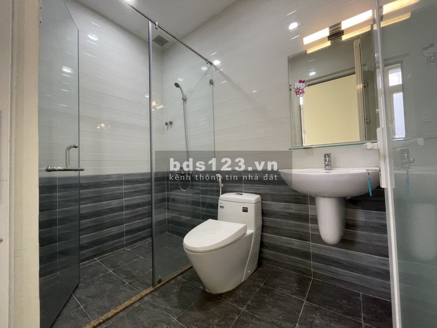 Dùng không hết cần chia sẻ một tầng văn phòng. Gía siêu rẻ. Liên hệ: 0932.689.228