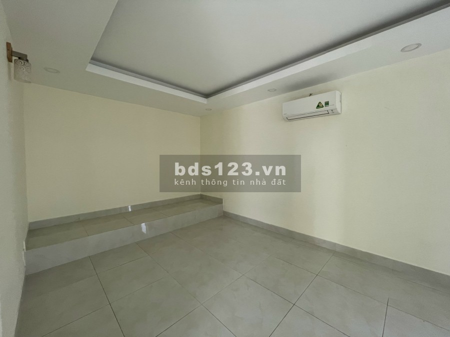 Dùng không hết cần chia sẻ một tầng văn phòng. Gía siêu rẻ. Liên hệ: 0932.689.228