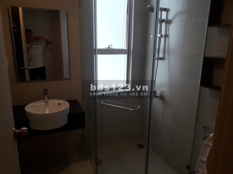 Chính chủ cần bán căn hộ góc 65 m2 2PN 2WC, nhiều khí trời, hợp đồng mua bán không vay, có nội thất