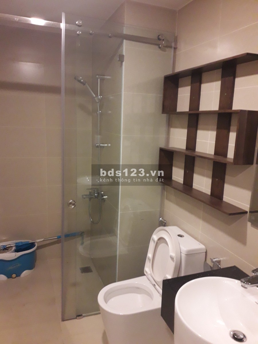 Chính chủ cần bán căn hộ góc 65 m2 2PN 2WC, nhiều khí trời, hợp đồng mua bán không vay, có nội thất