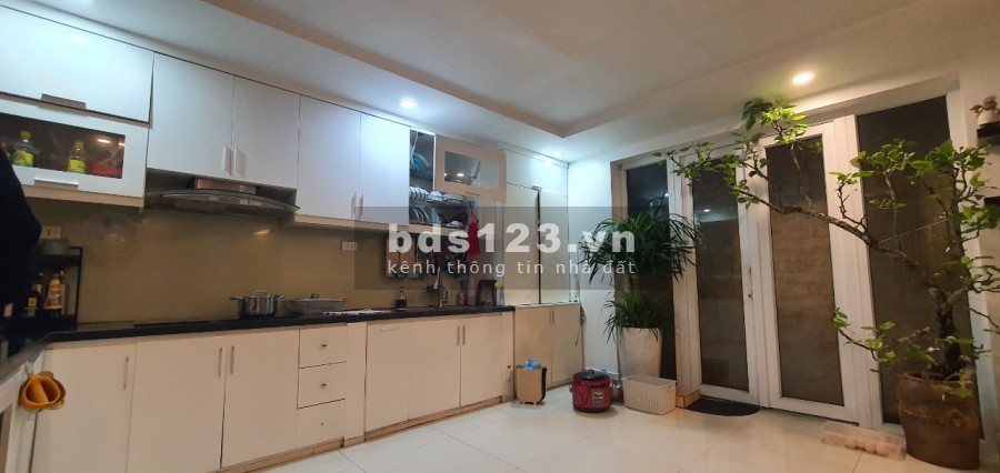 Bán biệt thự Lạc Long Quân Tây Hồ ở ngay ô tô vào nhà dt 140m2, Mt 5m, 4 tầng giá 17.3 tỷ