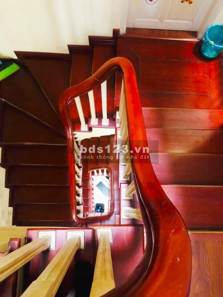 Lô góc, 2 mặt ngõ,mặt ngõ chợ kinh doanh, truớc nhà ô tô tránh sổ đỏ vuông đẹp, giá tốt