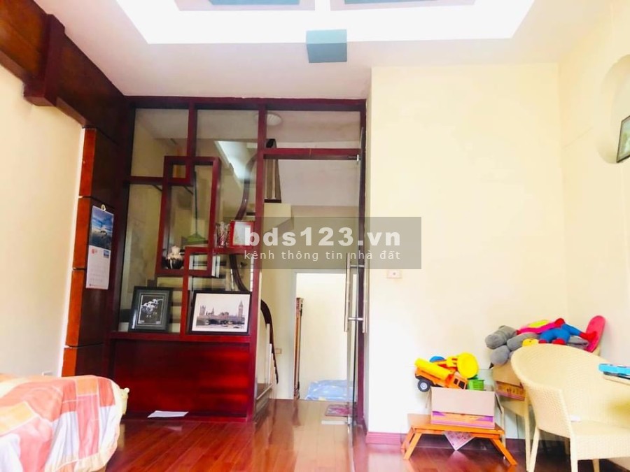 Lô góc, 2 mặt ngõ,mặt ngõ chợ kinh doanh, truớc nhà ô tô tránh sổ đỏ vuông đẹp, giá tốt
