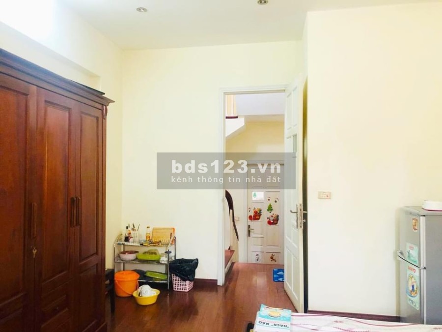 Lô góc, 2 mặt ngõ,mặt ngõ chợ kinh doanh, truớc nhà ô tô tránh sổ đỏ vuông đẹp, giá tốt