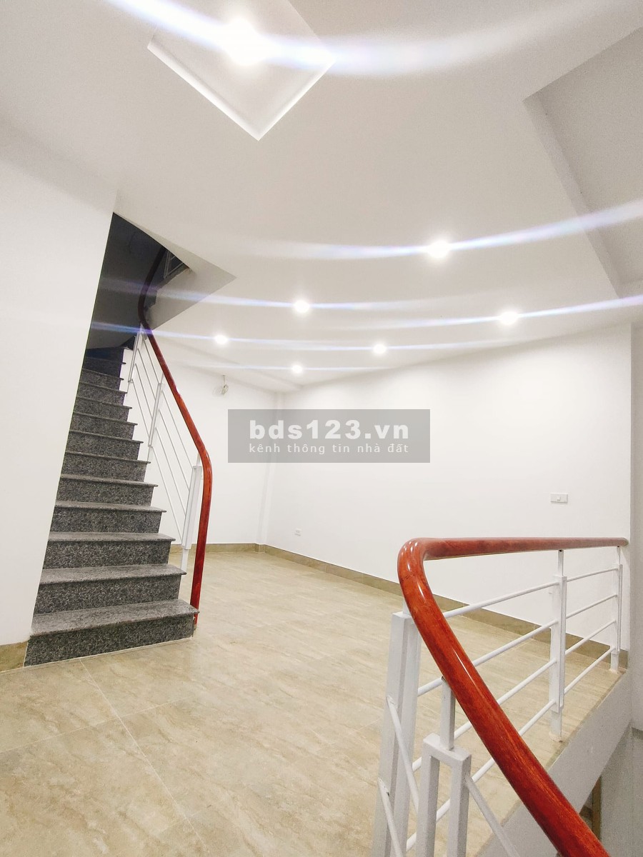 Bán nhà Cổ Nhuế, 30m2, lô góc, kinh doanh thuận tiện nhỉnh 2 tỷ, sổ vuông đẹp sẵn sàng giao dịch