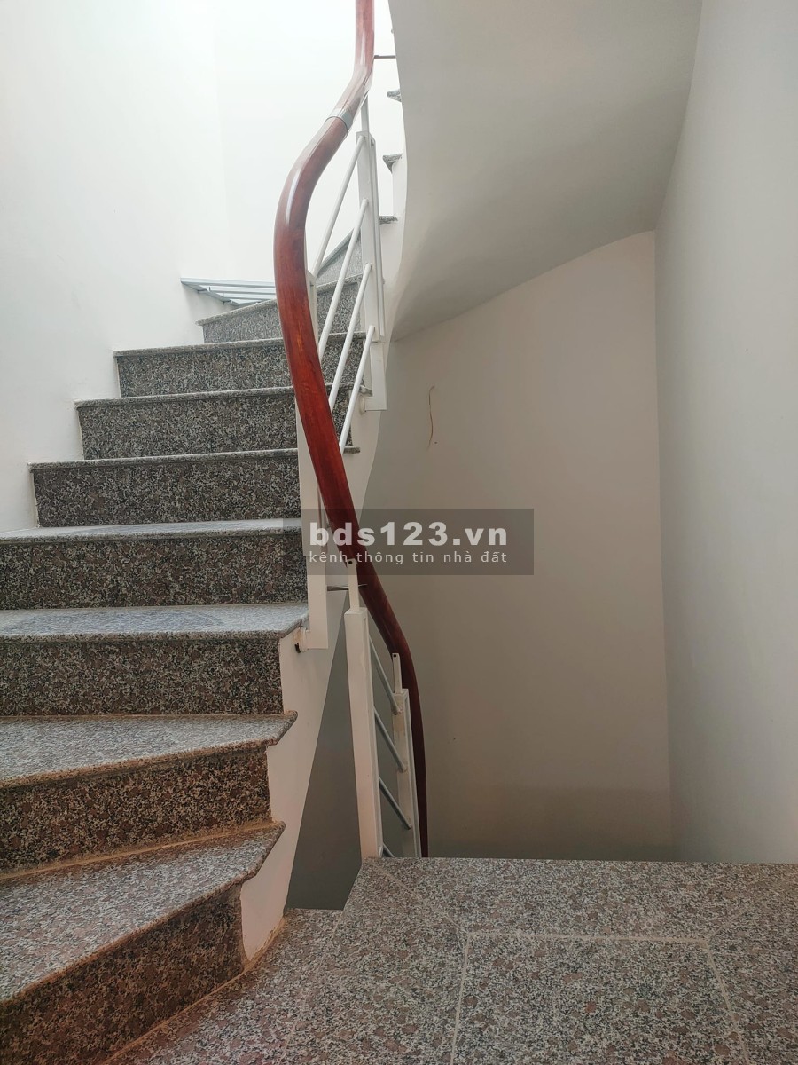 Bán nhà Cổ Nhuế, 30m2, lô góc, kinh doanh thuận tiện nhỉnh 2 tỷ, sổ vuông đẹp sẵn sàng giao dịch