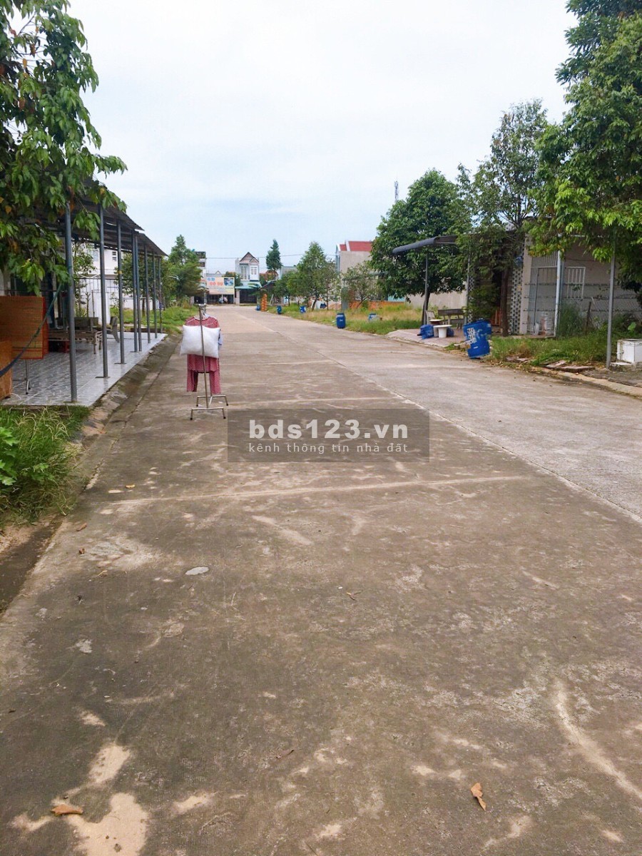 GĐ kẹt tiền cần bán 2 lô đất 200m2(10x20m) ở KCN Mỹ Phước 3, SHR, dân đông, vị trí đẹp.