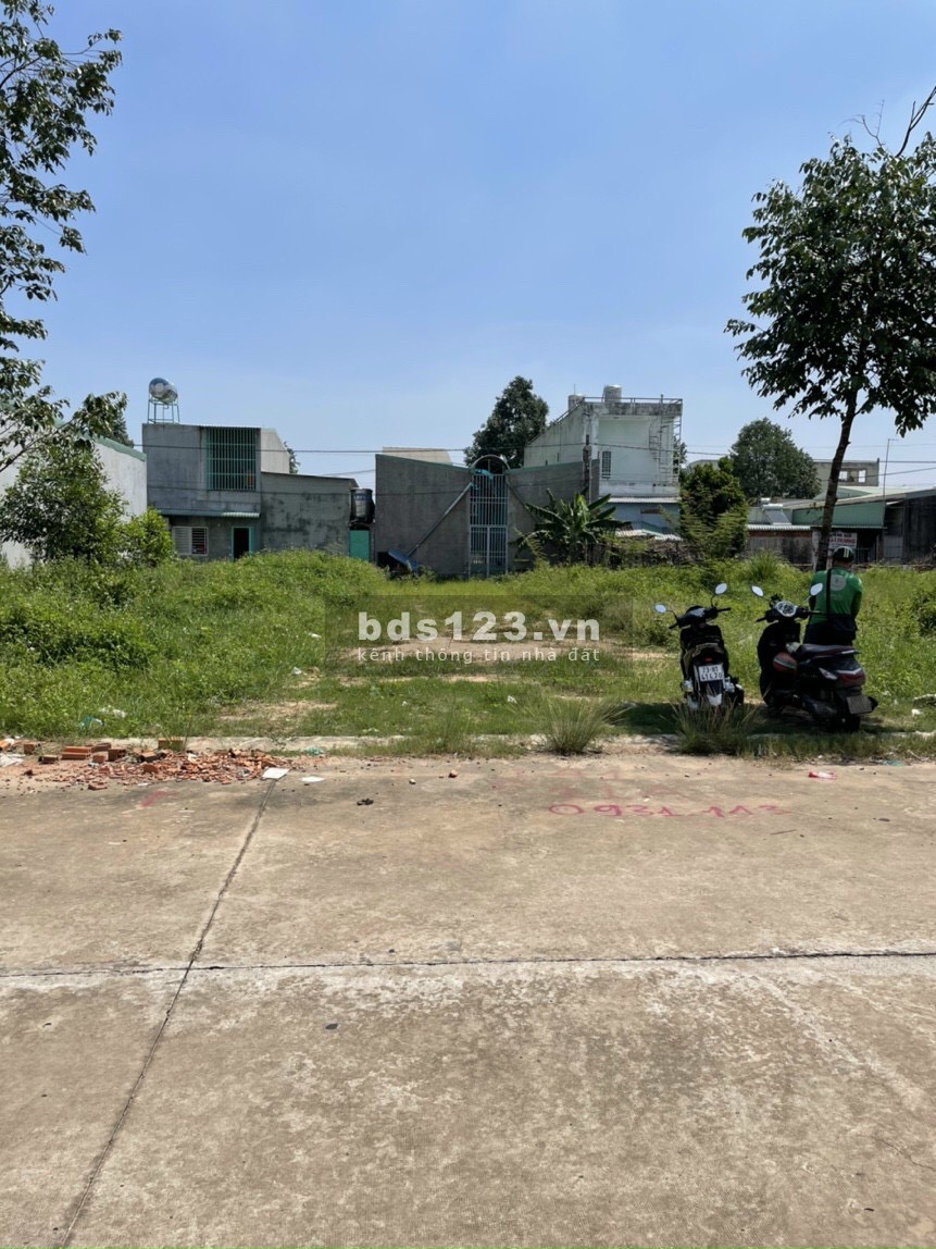 GĐ kẹt tiền cần bán 2 lô đất 200m2(10x20m) ở KCN Mỹ Phước 3, SHR, dân đông, vị trí đẹp.