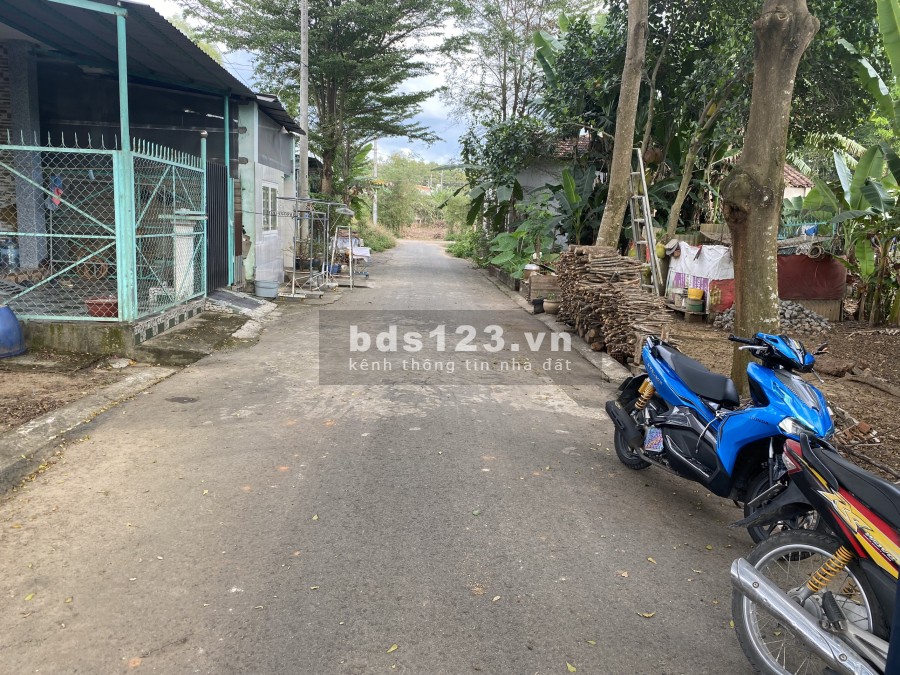 Kẹt tiền sang gấp lô góc 2 mt 150m và 14 phòng đối diện chợ ngay khu công nghiệp Việt Hàn