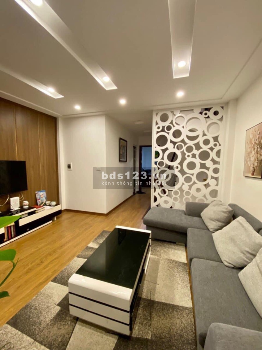 Bán nhà phố Quang Nhân dtsd 50m2 đúc 5 tâng kiên cố, ngang 45m, giá bán 7.8 tỷ, sổ sẵn
