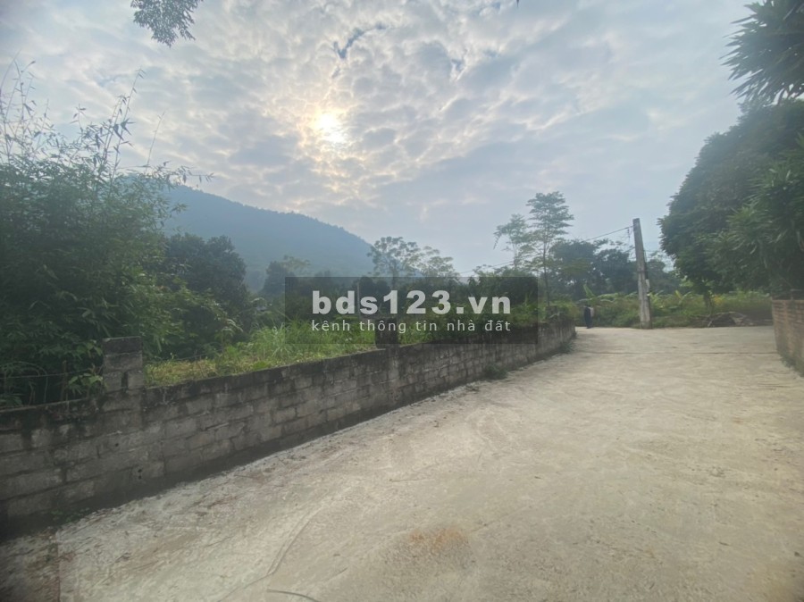 Bán lô đất đường chạy xung quanh tại Yên Bình Thạch Thất, dtsd 1800m2, 150m ONT giá rẻ