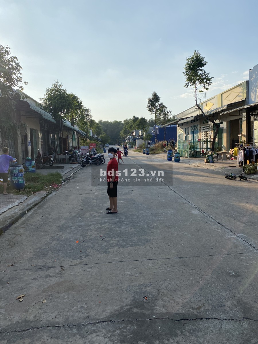 Dịch bệnh khó khăn sang 300M2 đất thổ cư và căn nhà trọ mới xây ngay chợ Mỹ Phước 3