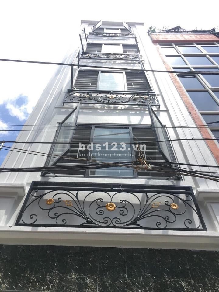 Nhà nguyên căn đẹp ở ngay vị trí đối diện Vinsmart City 4 tầng đúc giá hơn 2 tỷ sổ sẵn