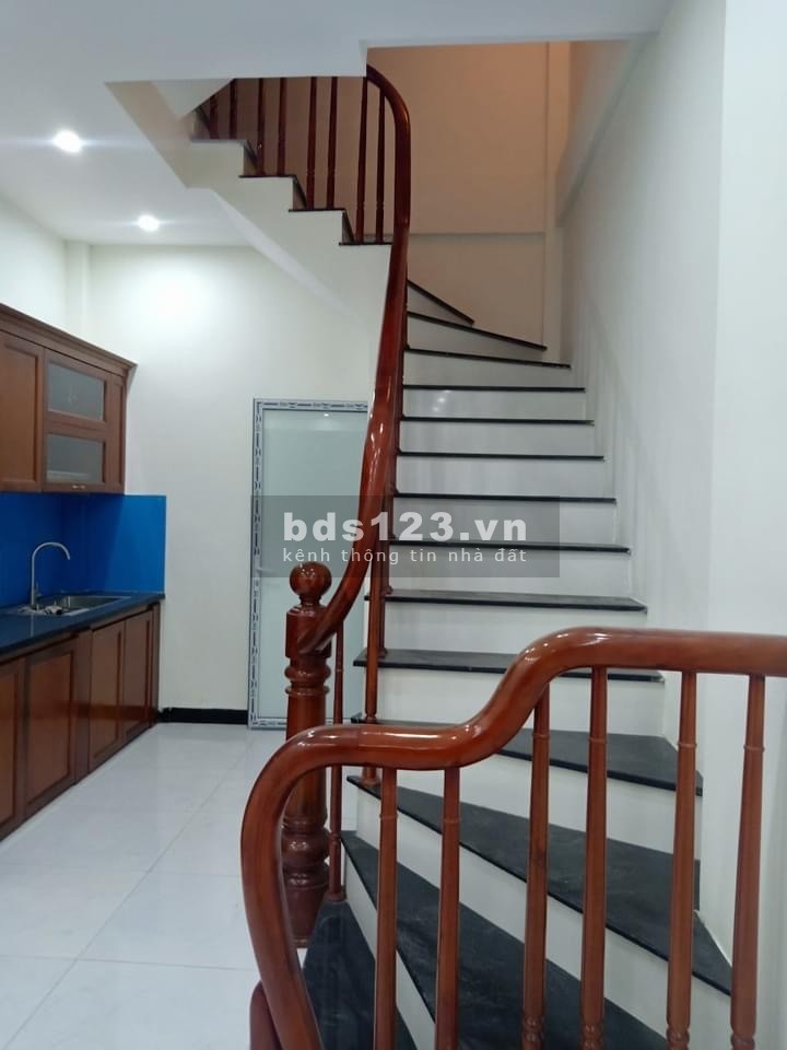 Nhà nguyên căn đẹp ở ngay vị trí đối diện Vinsmart City 4 tầng đúc giá hơn 2 tỷ sổ sẵn