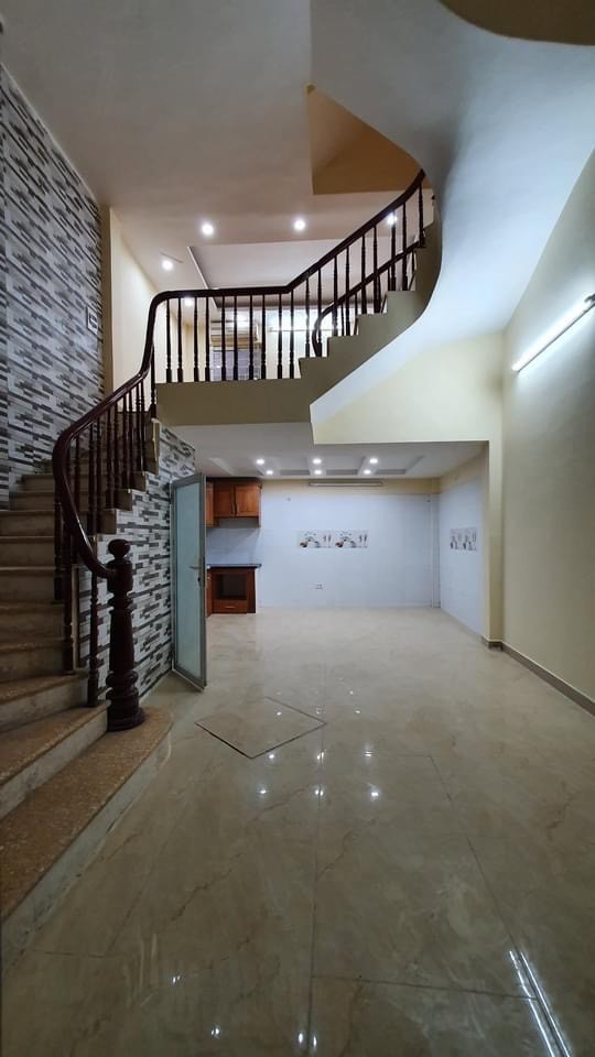 Hoàng Mai 5 tầng mặt tiền 4,4 m2, ngõ ô tô chạy, sổ đỏ chính chủ, giá bán 3,85 tỷ LH A Bình