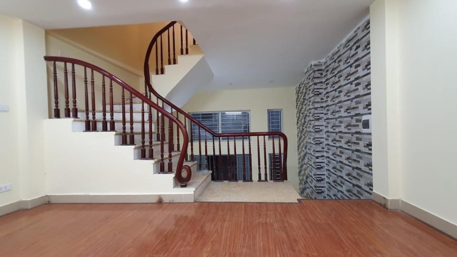 Hoàng Mai 5 tầng mặt tiền 4,4 m2, ngõ ô tô chạy, sổ đỏ chính chủ, giá bán 3,85 tỷ LH A Bình