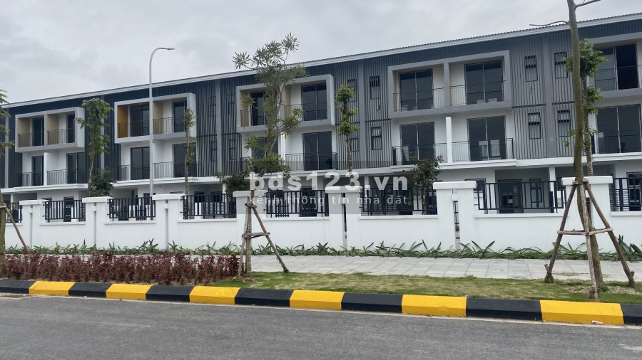 Bán căn liền kề vị trí đẹp đối diện trường học vị trí đắc địa, khu dân cư có sẵn sổ chính chủ