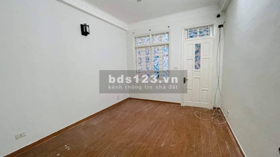 Bán nhà đẹp Lạc Long Quân, ô tô đỗ cửa diện tích sử dụng 35m2 giá bán nhỉnh 4 tỷ