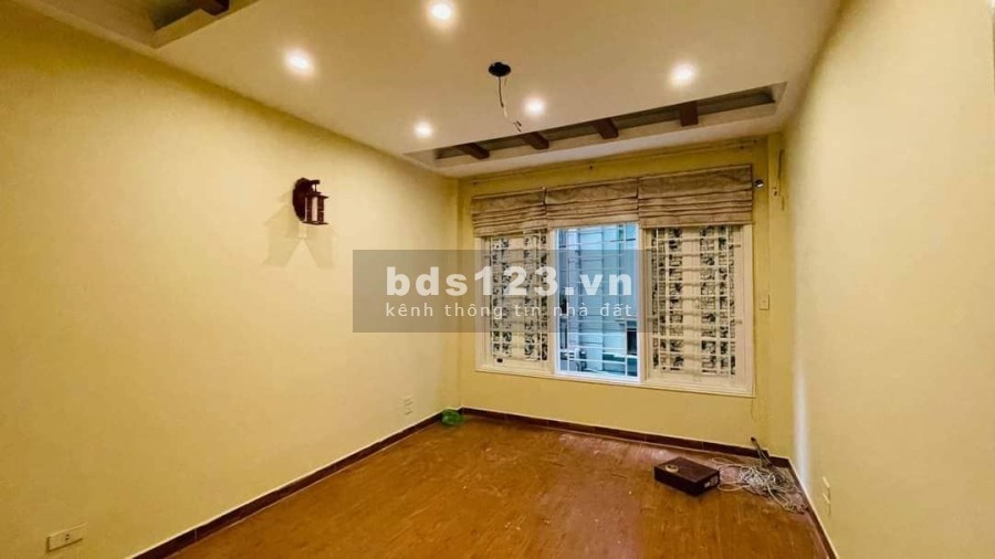 Bán nhà đẹp Lạc Long Quân, ô tô đỗ cửa diện tích sử dụng 35m2 giá bán nhỉnh 4 tỷ