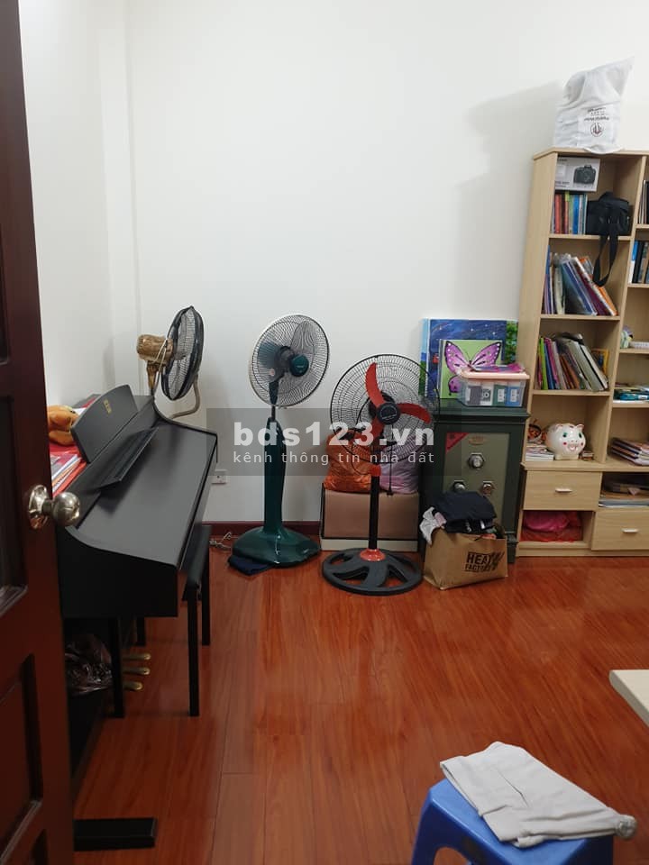 Bán nhà riêng phân lô Trần Quốc Hoàn, giá 12 tỷ, đúc 5 tầng kiên cố, mặt tiền 4.1m, sổ sẵn