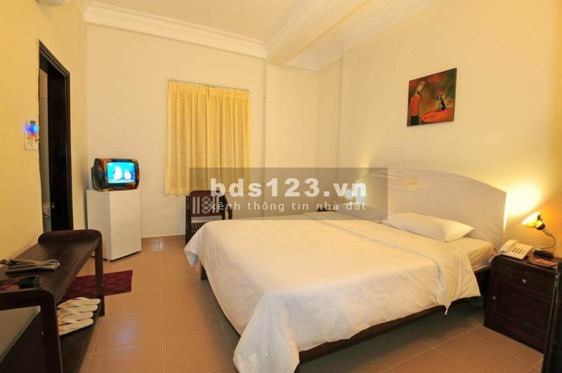 Bán gấp khách sạn 105m2 mặt tiền Phan Văn Trị. Cách biển 50m, liên hệ 0937711791