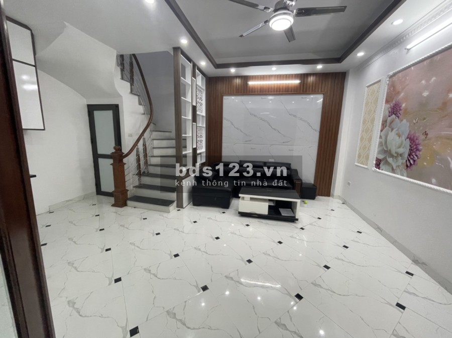 Nhà phố Hoàng Hoa Thám, Ba Đình, ô tô đỗ cửa diện tích 35m2 đúc 5 tầng giá bán 5.5 Tỷ