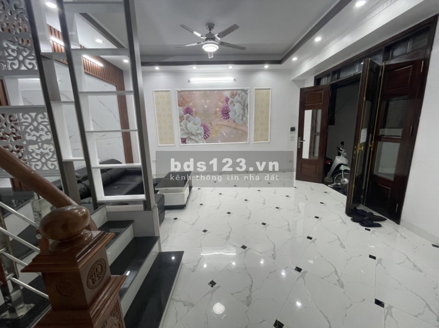 Nhà phố Hoàng Hoa Thám, Ba Đình, ô tô đỗ cửa diện tích 35m2 đúc 5 tầng giá bán 5.5 Tỷ