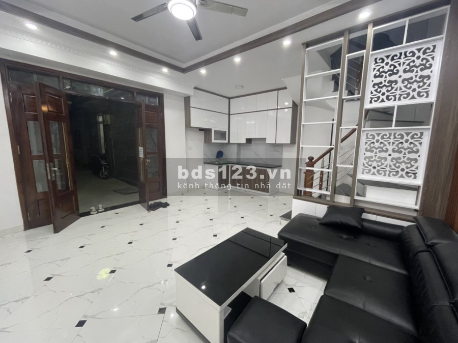 Nhà phố Hoàng Hoa Thám, Ba Đình, ô tô đỗ cửa diện tích 35m2 đúc 5 tầng giá bán 5.5 Tỷ