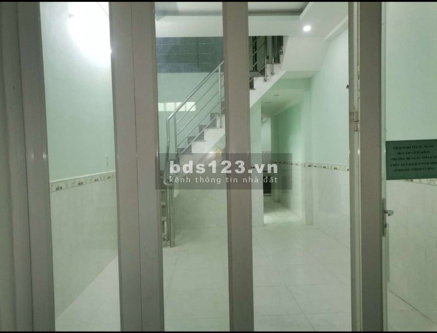 Nhà 1 Trệt + 1 Lầu hẻm xe tải đường Lê Văn Lương giá 11 triệu/tháng, khu dân cư đông đúc
