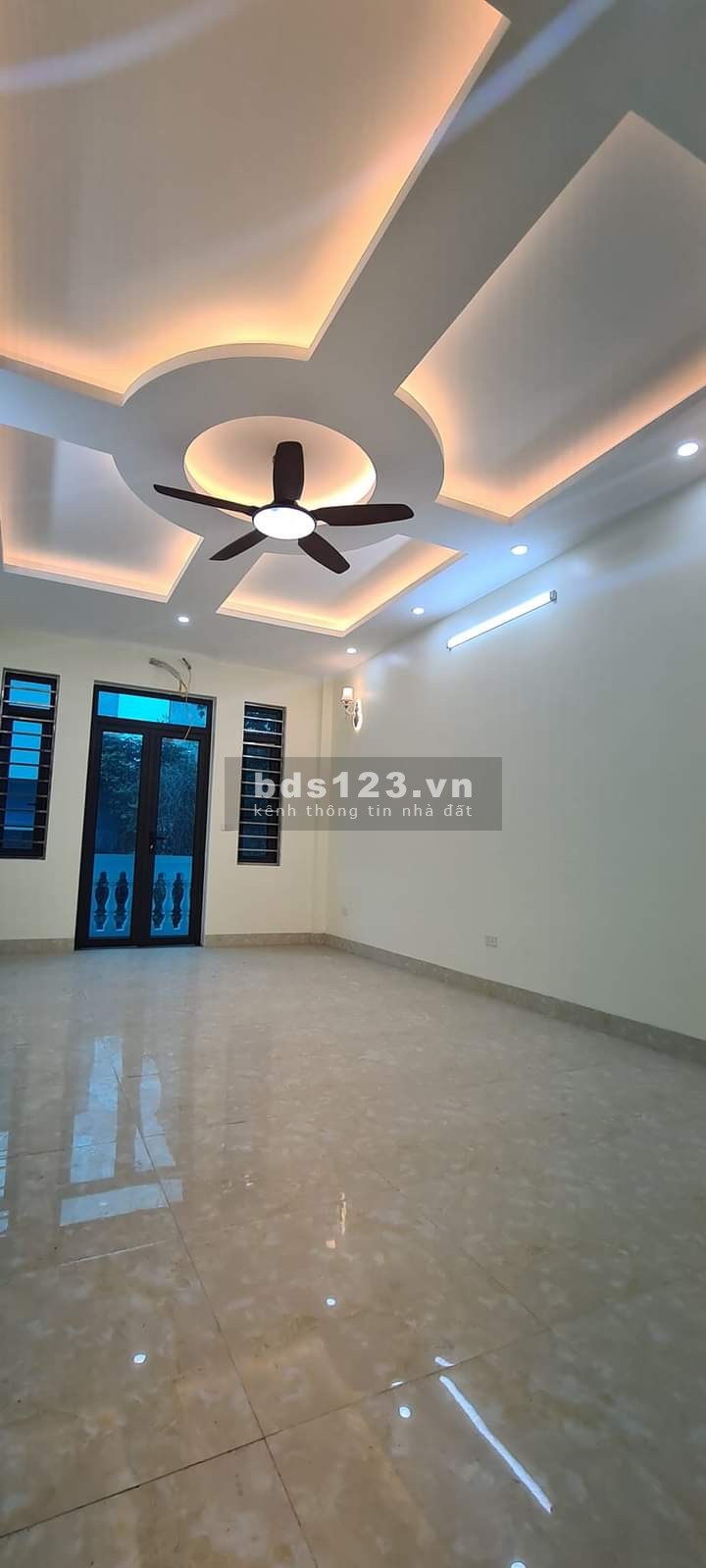 Bán nhà mới nguyên căn đẹp lung linh chỉ việc xách vali vào ở khu dân cư đúc 5 tầng kiên cố