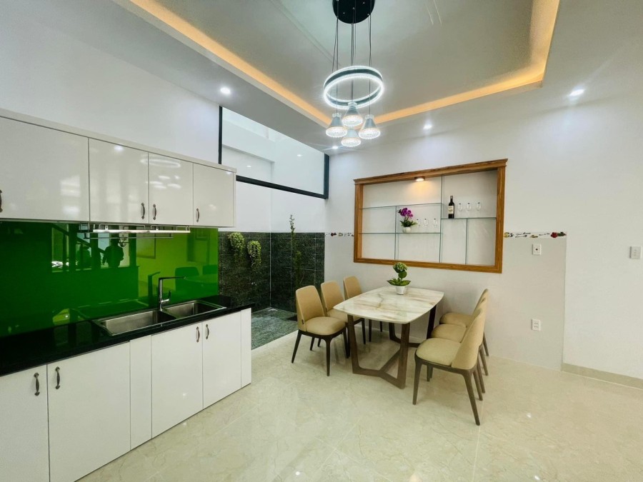 Bán nhà 1 trệt 2 lầu đúc hẻm ô tô Lạc Long Quân, diện tích 70m2 (5x14), giá tốt, sổ đầy đủ