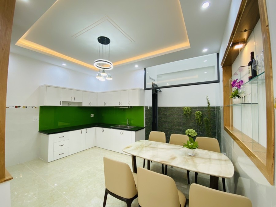 Bán nhà 1 trệt 2 lầu đúc hẻm ô tô Lạc Long Quân, diện tích 70m2 (5x14), giá tốt, sổ đầy đủ