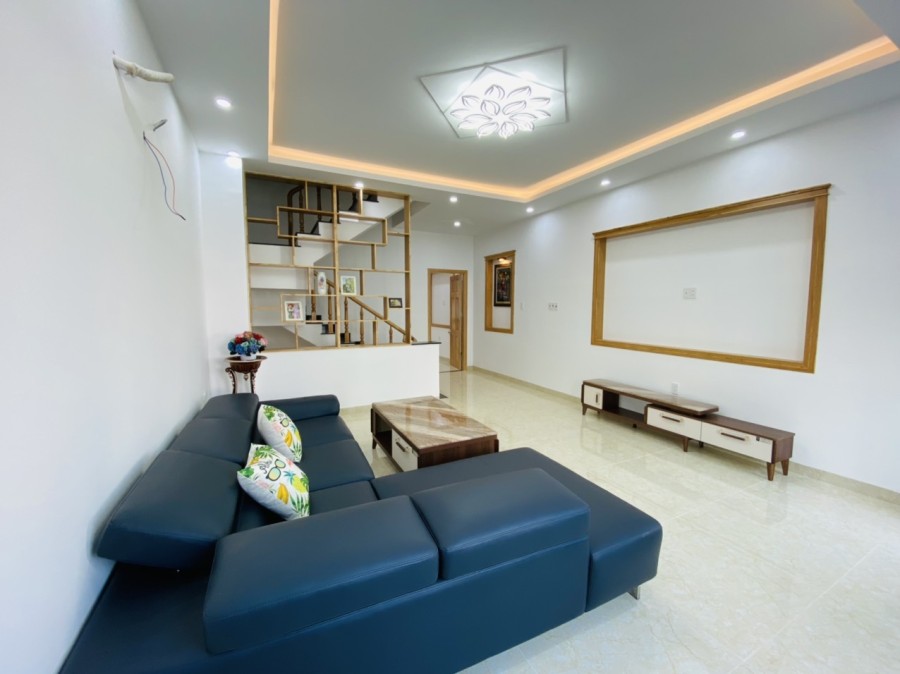 Bán nhà 1 trệt 2 lầu đúc hẻm ô tô Lạc Long Quân, diện tích 70m2 (5x14), giá tốt, sổ đầy đủ