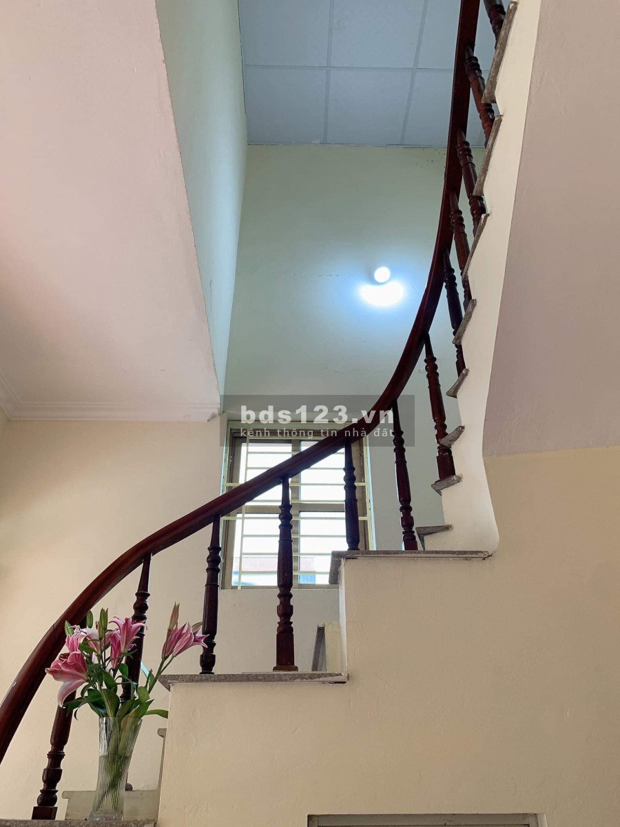 Bán nhà nguyên căn đúc kiên cố 2 tầng, kiến trúc nhà đẹp, khu dân cư đông đúc, giá tốt