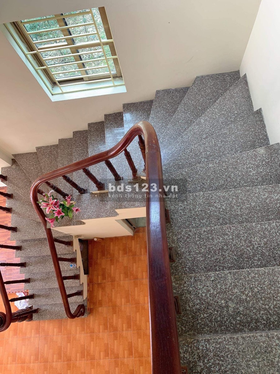 Bán nhà nguyên căn đúc kiên cố 2 tầng, kiến trúc nhà đẹp, khu dân cư đông đúc, giá tốt