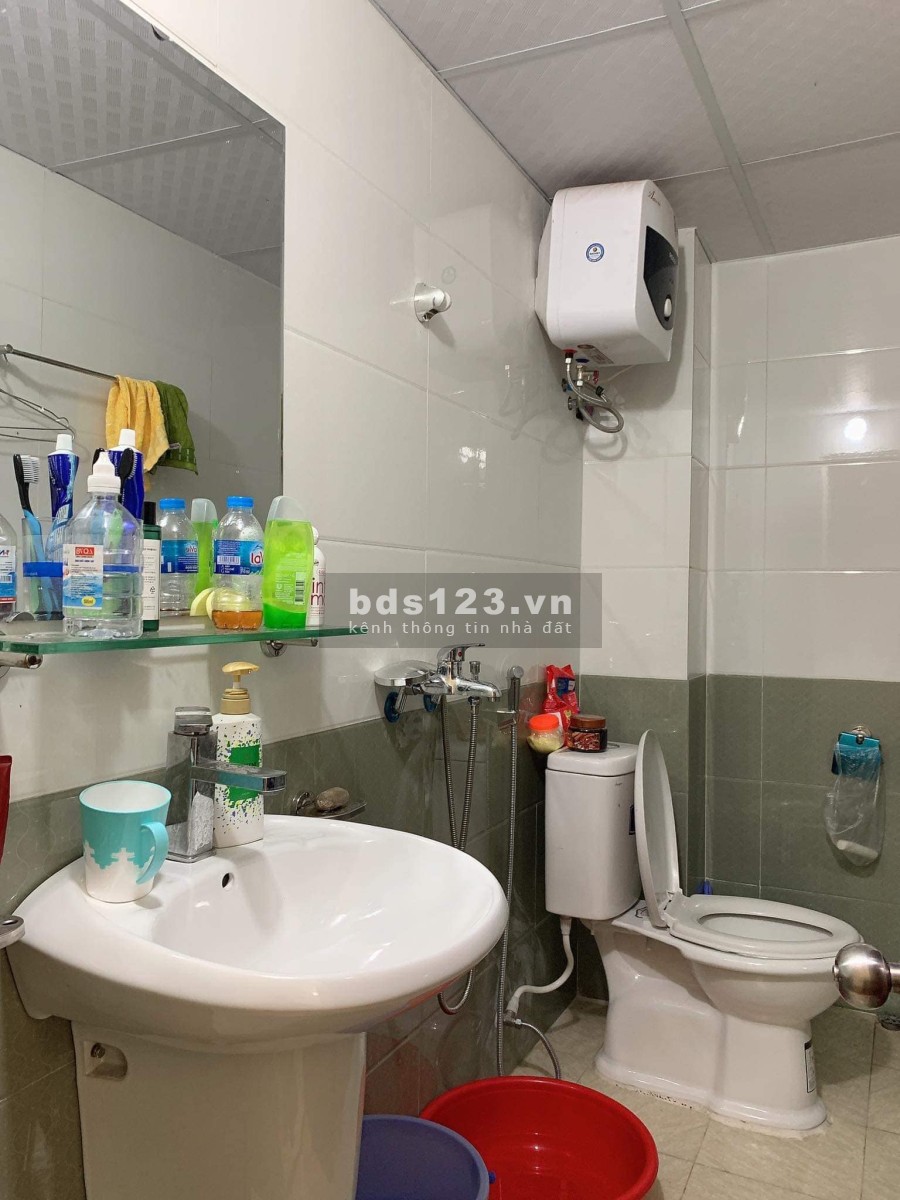 Bán nhà nguyên căn đúc kiên cố 2 tầng, kiến trúc nhà đẹp, khu dân cư đông đúc, giá tốt