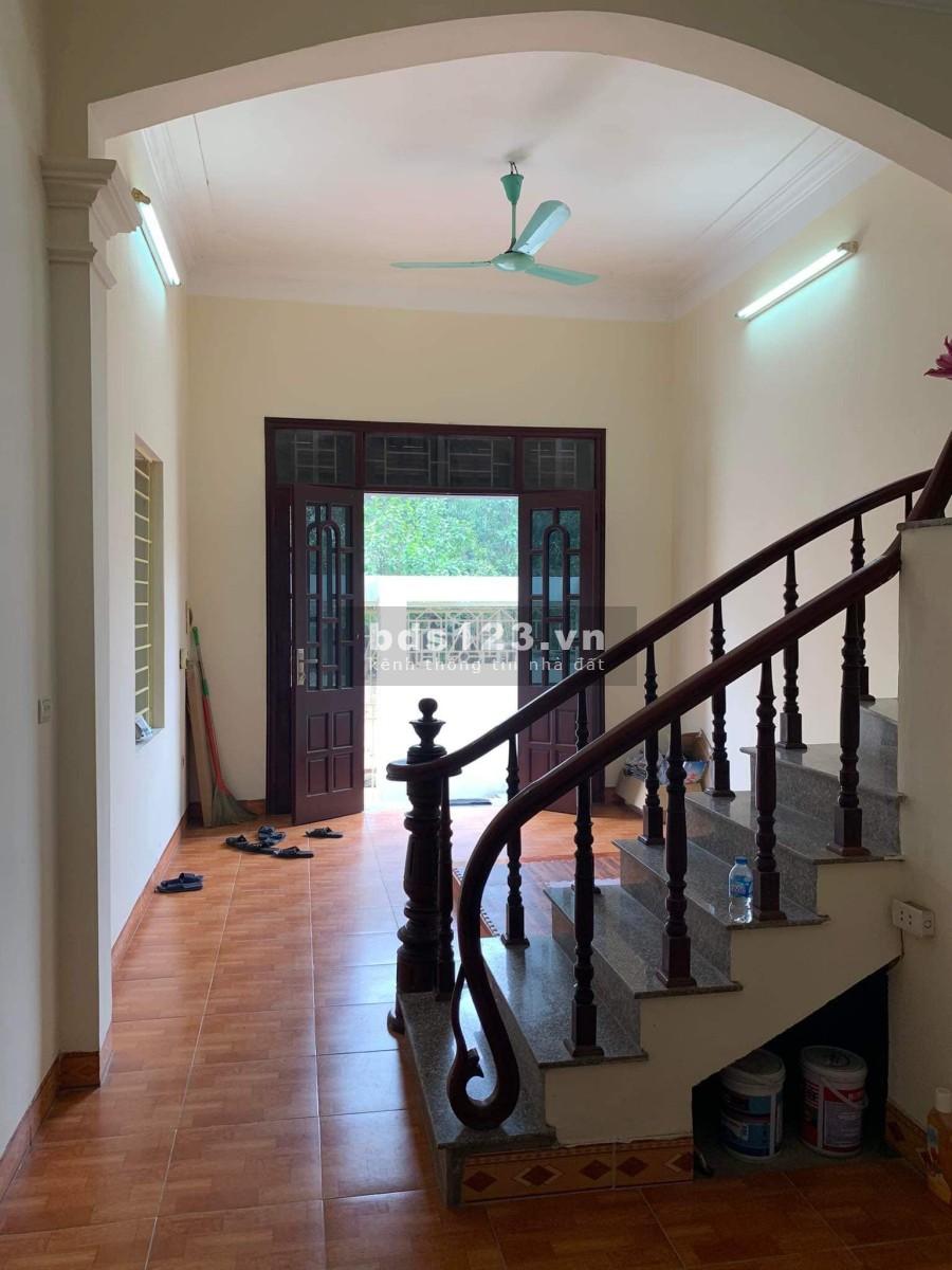 Bán nhà nguyên căn đúc kiên cố 2 tầng, kiến trúc nhà đẹp, khu dân cư đông đúc, giá tốt