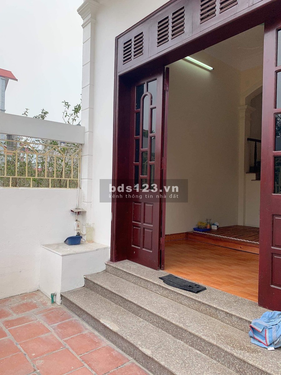 Bán nhà nguyên căn đúc kiên cố 2 tầng, kiến trúc nhà đẹp, khu dân cư đông đúc, giá tốt