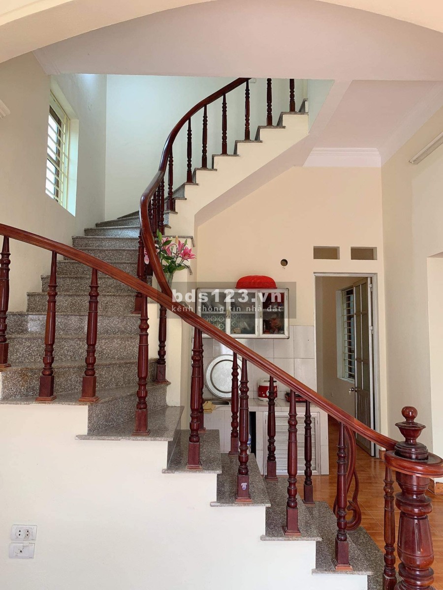 Bán nhà nguyên căn đúc kiên cố 2 tầng, kiến trúc nhà đẹp, khu dân cư đông đúc, giá tốt