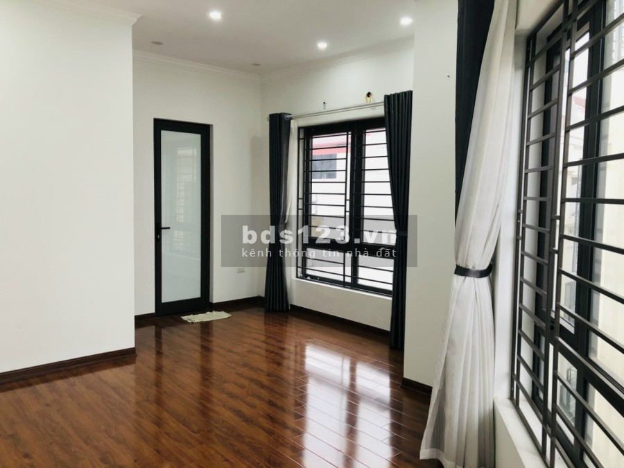 Bán nhà nguyên căn Bồ Đề dân xây diện tích sử dụng 35m2, đúc kiên cố 5 tầng, giá bán 3 tỷ