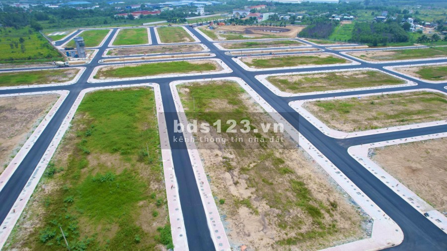 Bán 1 lô đất chính chủ mặt tiền đường cách thị trấn Đức Hoà 3 km, giá rẻ, lh 0789468142