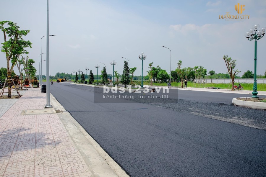 Bán 1 lô đất chính chủ mặt tiền đường cách thị trấn Đức Hoà 3 km, giá rẻ, lh 0789468142