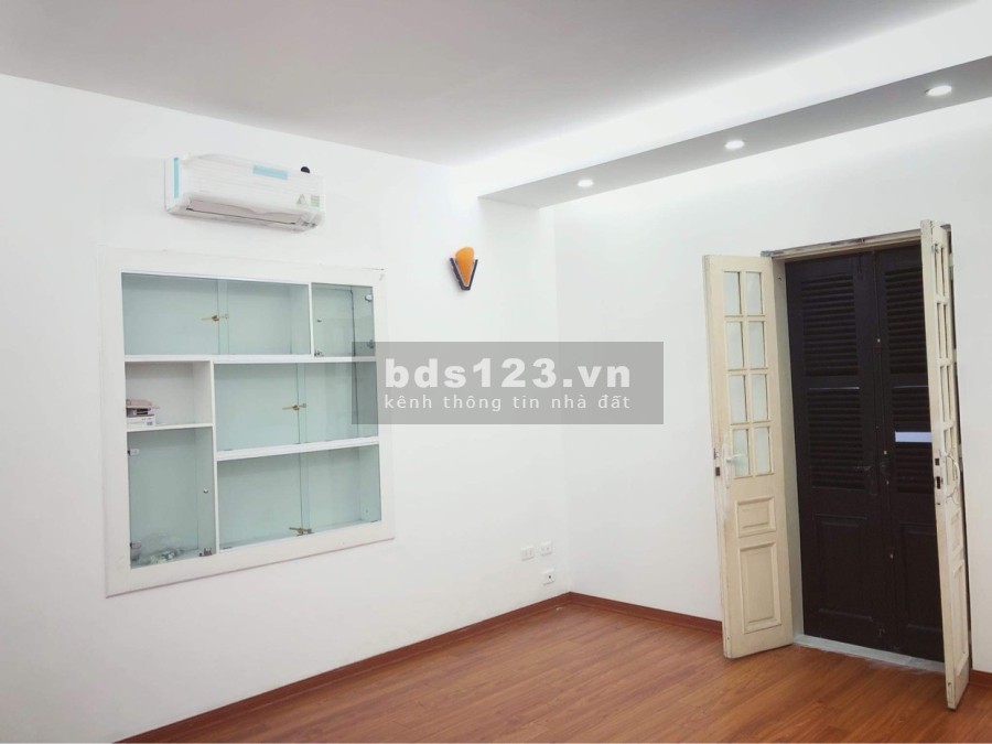 Bán gấp nhà phố Tôn Đức Thắng 3.5 tầng, mặt tiền 8m giá 24.5 tỷ.