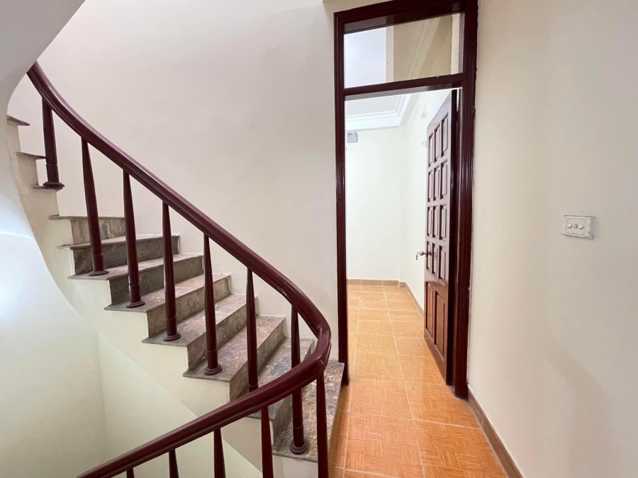 Bán nhà nguyên căn trung tâm Hoàng Cầu Đống Đa, giá 5.33 tỷ, nhà đẹp ô tô cạnh nhà, giá tốt
