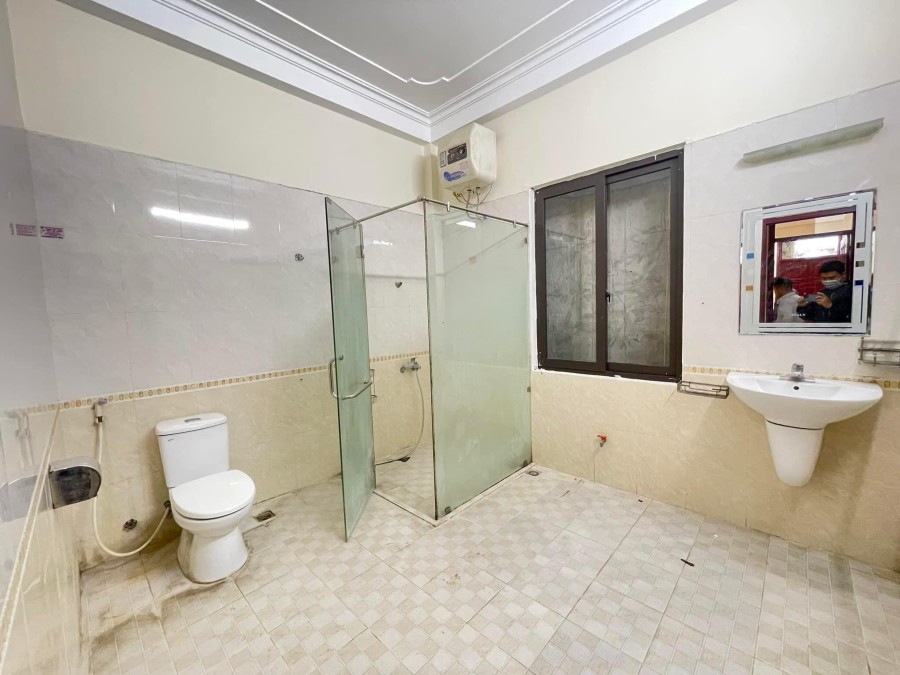 Bán nhà nguyên căn trung tâm Hoàng Cầu Đống Đa, giá 5.33 tỷ, nhà đẹp ô tô cạnh nhà, giá tốt