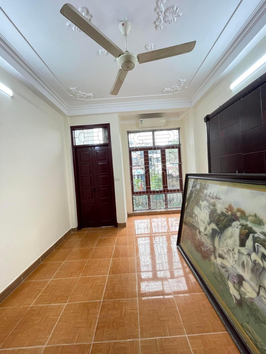 Bán nhà nguyên căn trung tâm Hoàng Cầu Đống Đa, giá 5.33 tỷ, nhà đẹp ô tô cạnh nhà, giá tốt