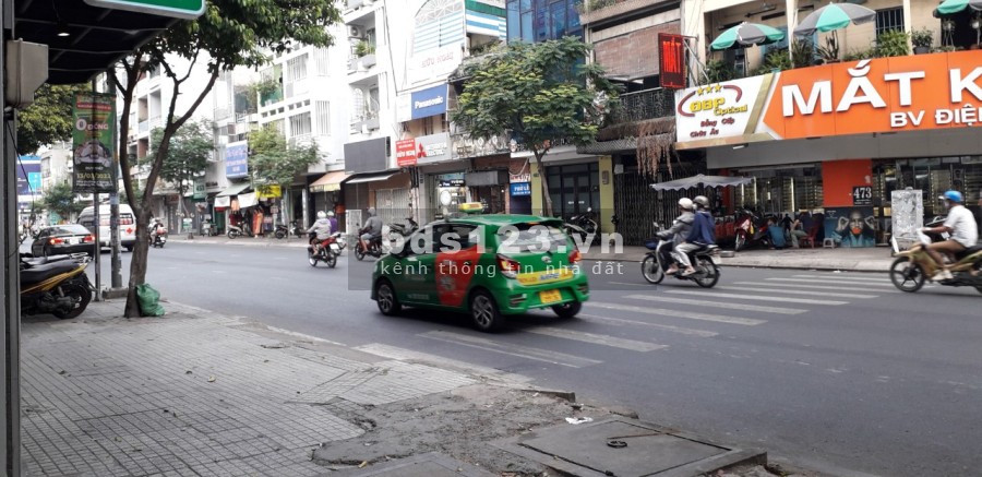 Phòng Q10 có máy lạnh và toilet riêng