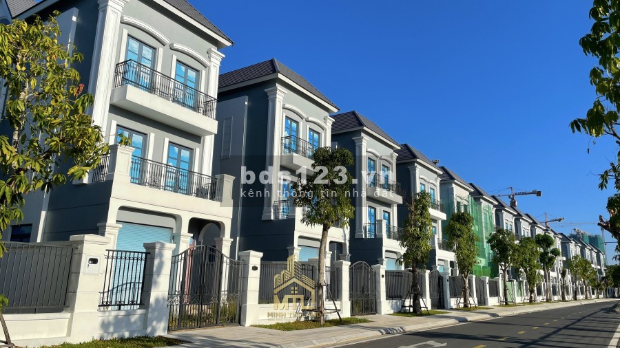 Bán căn Shophouse Manhattan Glory 84m2 chỉ 4tỷ05 hỗ trợ vay 70%, cạnh công viên 36ha VGP
